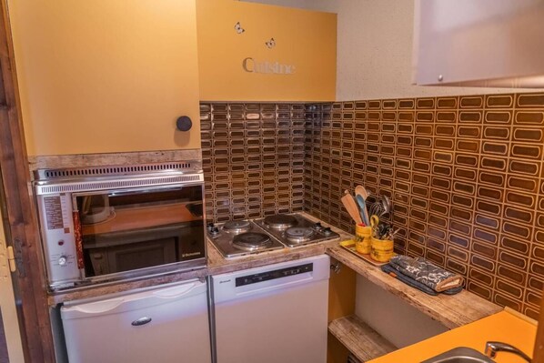 Kühlschrank, Ofen, Geschirrspüler, Wasserkocher mit Kaffee-/Teezubehör