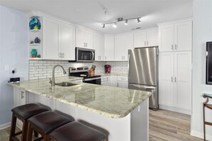 Een koelkast, een magnetron, een kookplaat, een vaatwasser