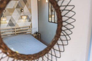 1 dormitorio, tabla de planchar con plancha, ropa de cama