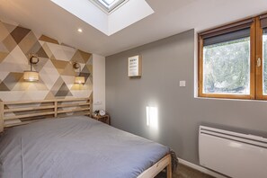 1 chambre, fer et planche à repasser, draps fournis