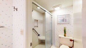 Douche, séchoir à cheveux, serviettes fournies