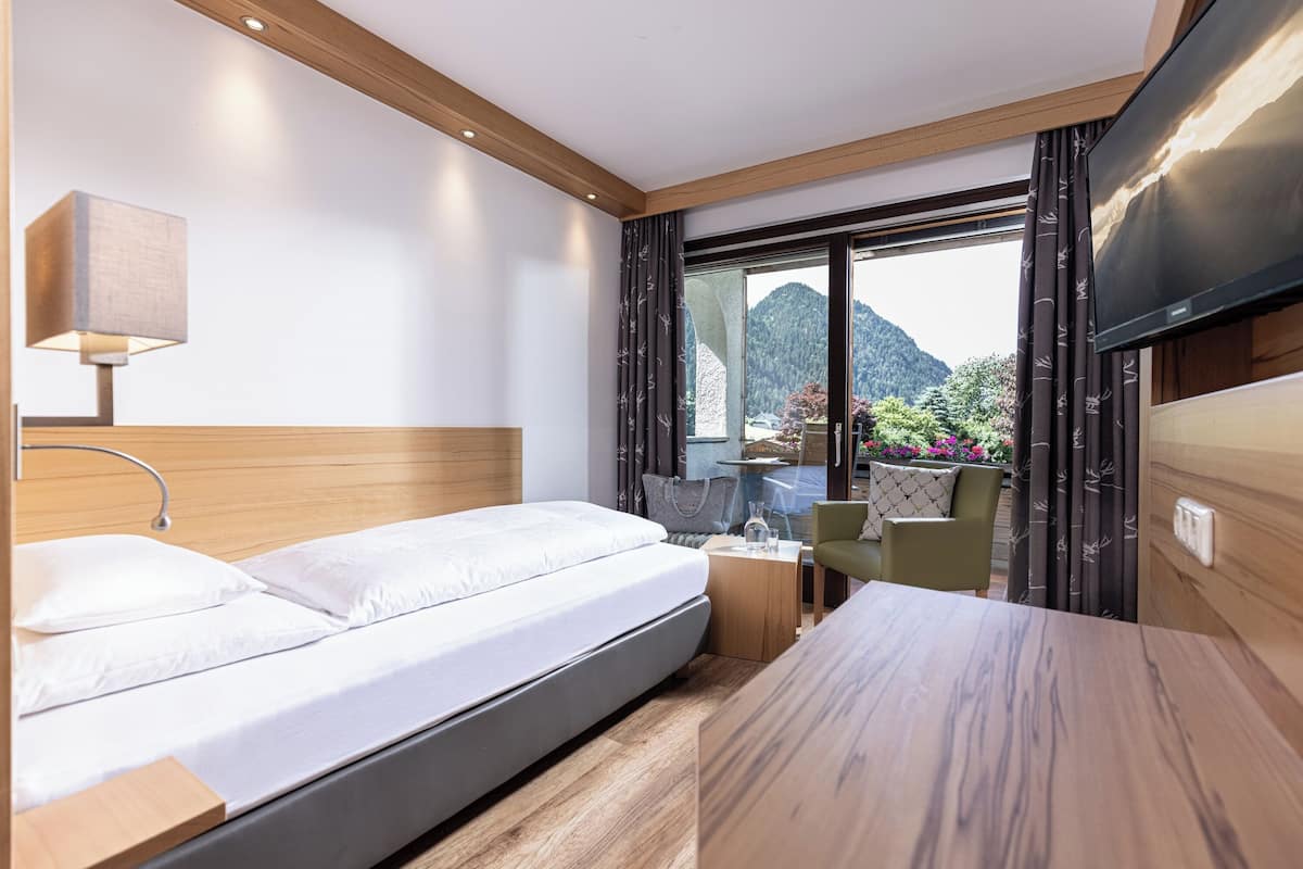 Comfort Single Room | Hypo-allergenic bedding, in-room safe, desk, laptop workspace