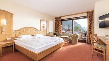 Ropa de cama hipoalergénica y caja de seguridad en la habitación