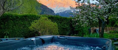 Outdoor spa tub
