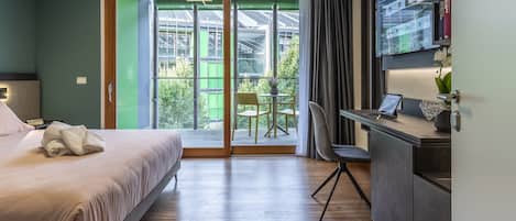 Tweepersoonskamer, gedeelde badkamer (Balcony) | Luxe beddengoed, donzen dekbedden, een minibar, een bureau