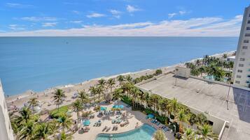 Utendørsbasseng og et oppvarmet basseng