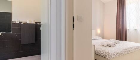 4 عدّة غرف نوم وخزنة داخل الغرفة ومكواة/لوح كي وسرير سفر