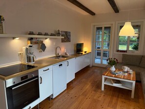 Réfrigérateur, un four, surface de cuisson, lave-vaisselle