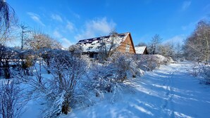 A snow-covered landscape with a wooden house and a clear blue sky. - Vacation home in the Elbtalaue to feel good all around (Dömitz OT Rüterberg)
