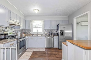 Kjøleskap, mikrobølgeovn, ovn og kokeplater