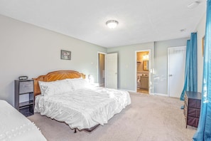 4 bedrooms, iron/ironing board, WiFi, bed sheets