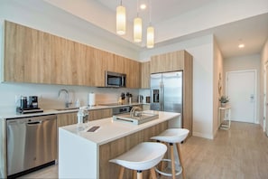 Geladeira, micro-ondas, fogão, cooktop