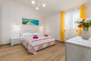 3 عدّة غرف نوم ومكواة/لوح كي وواي فاي وملاءات أسرّة