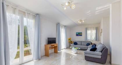 Delightful villa with pool for 6 persons