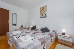 5 bedrooms, iron/ironing board, WiFi, bed sheets