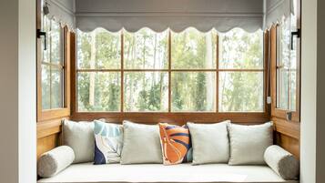 Royal Room, 1 Queen Bed | Living area