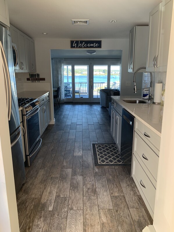 Fridge, microwave, oven, stovetop - Newport County waterfront home with hot tub!  Use of 3 kayaks included!  (Portsmouth)