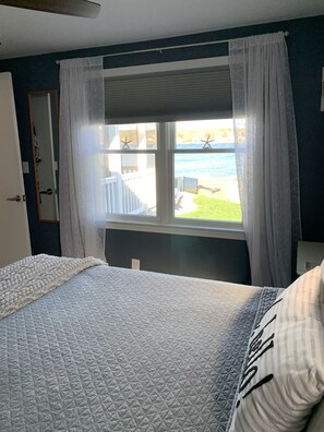 2 bedrooms, iron/ironing board, travel crib, free WiFi - Newport County waterfront home with hot tub!  Use of 3 kayaks included!  (Portsmouth)