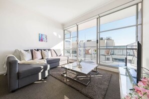 TV, offices - A Modern 2BR Apt with Amazing Darling Harbour View (Sydney)