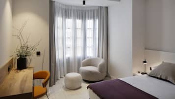 Habitación doble | Minibar, caja fuerte, escritorio y espacio para trabajar con un portátil
