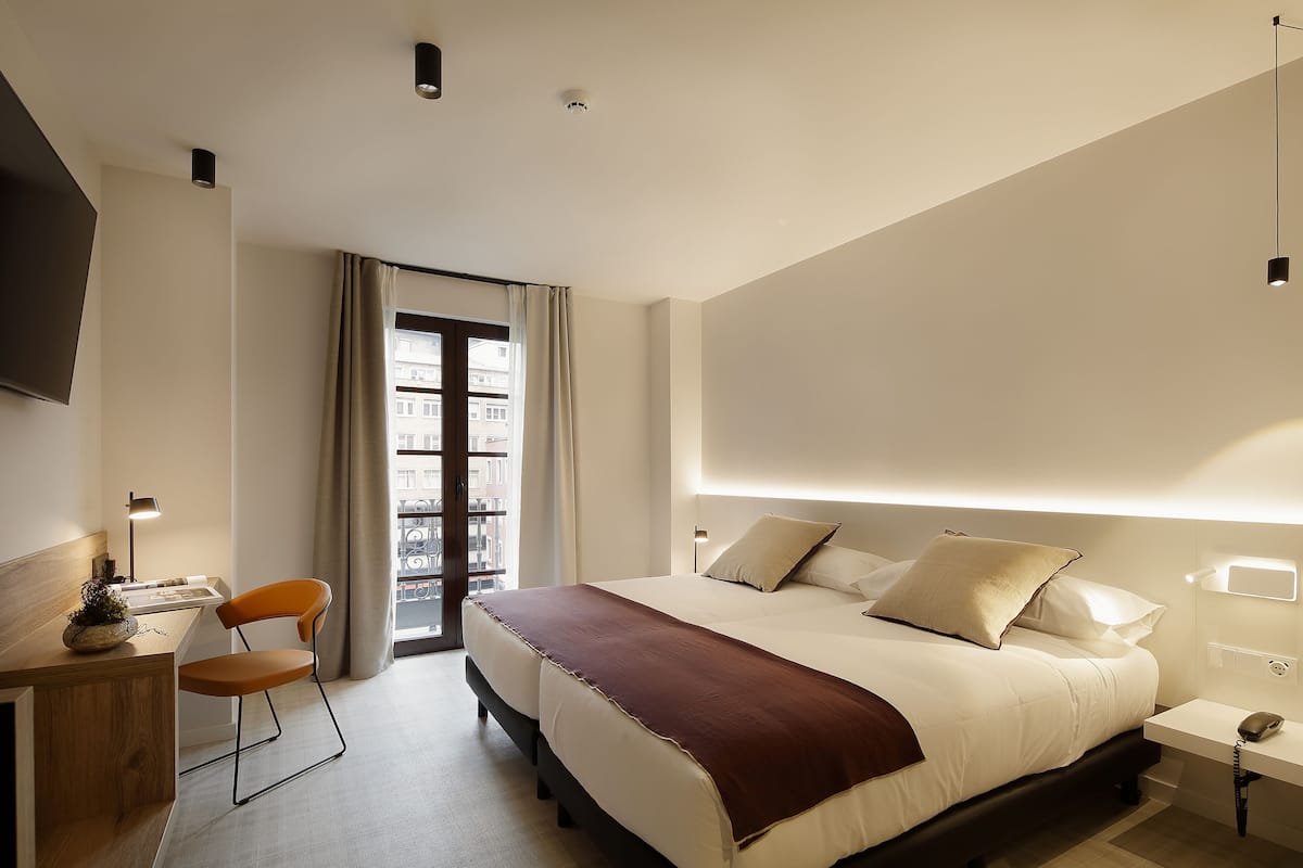 Minibar, coffres-forts dans les chambres, bureau