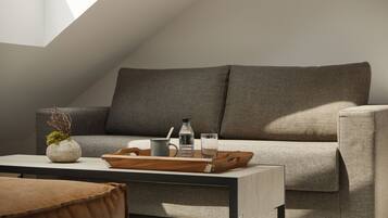 Minibar, caja de seguridad en la habitación y escritorio