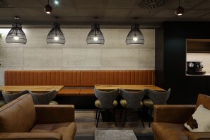 Petit déjeuner continental (12 EUR par personne)