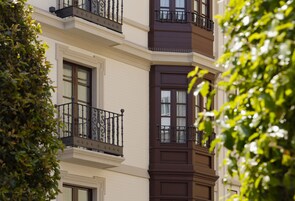 Un edificio de varios pisos con balcones y ventanas.