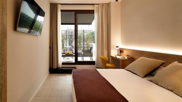 Minibar, coffres-forts dans les chambres, bureau