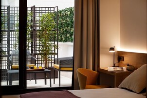 Minibar, caja de seguridad en la habitación y escritorio 