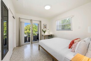 2 soverom, skrivebord, skrivebord for bærbar PC og strykejern/-brett