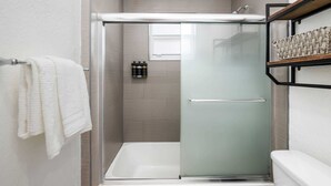 Baignoire, sèche-cheveux, serviettes fournies, shampoing