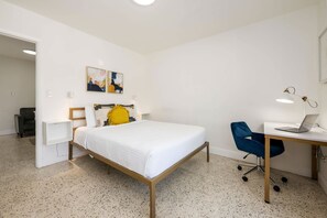 A modern bedroom with a bed, a desk, and a chair. - URBAN4-3 | spacious getaway near Brickell (Miami)