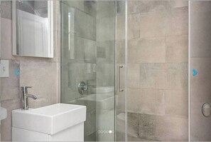 Shower, hair dryer, towels, shampoo - Perfect Boston Studio (Boston)