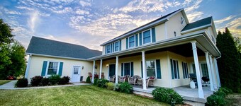 <1 Mile to Flintfields - 5BR Modern Farmhouse, Pet-Friendly