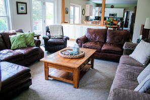 Een smart-tv, een open haard, boeken en een printer