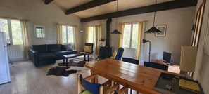 TV, fireplace, books - Gîte, 2*, air conditioned, in a peaceful setting between olive trees and pool (Salernes)
