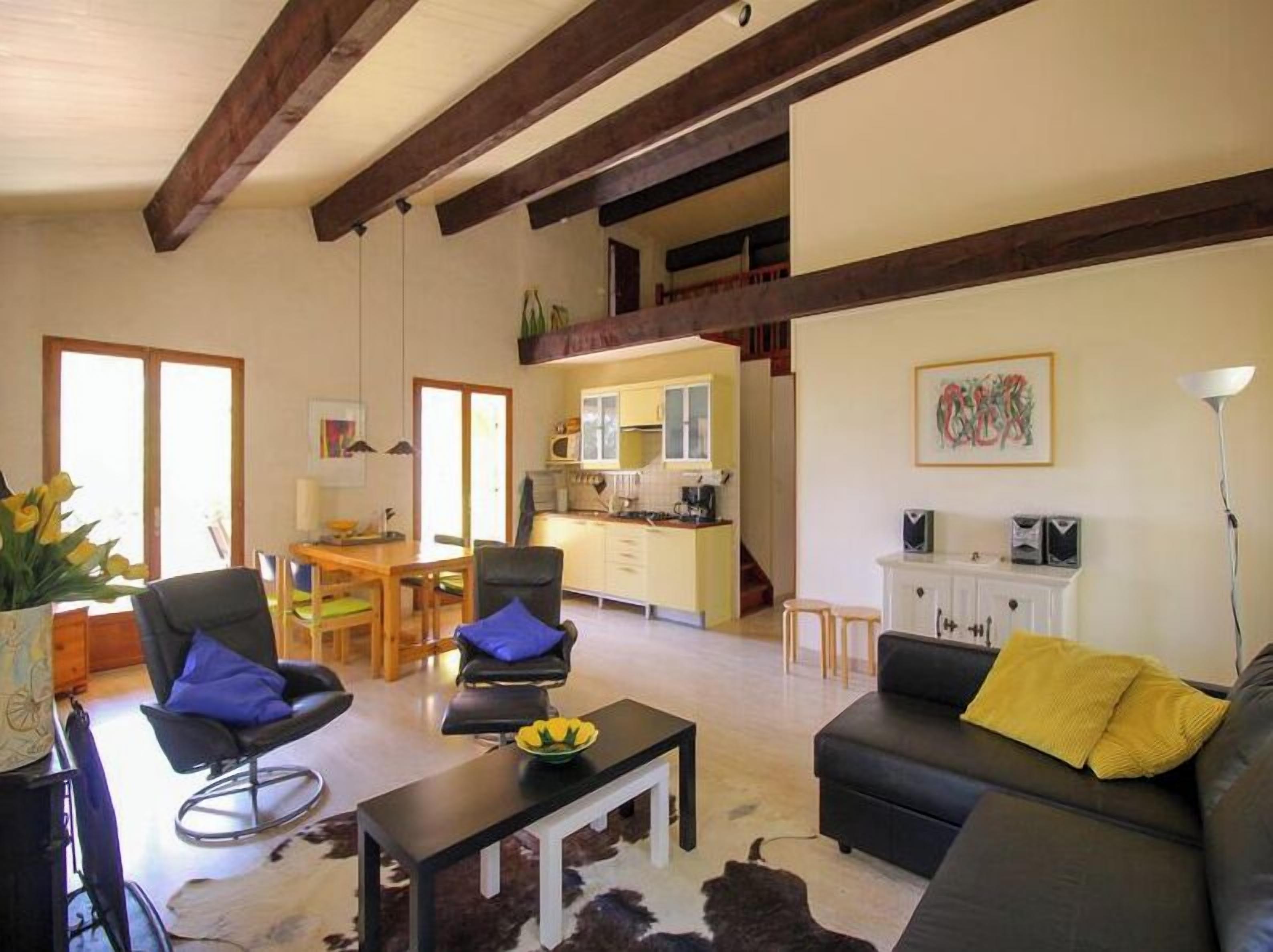 Televisie, een open haard en boeken