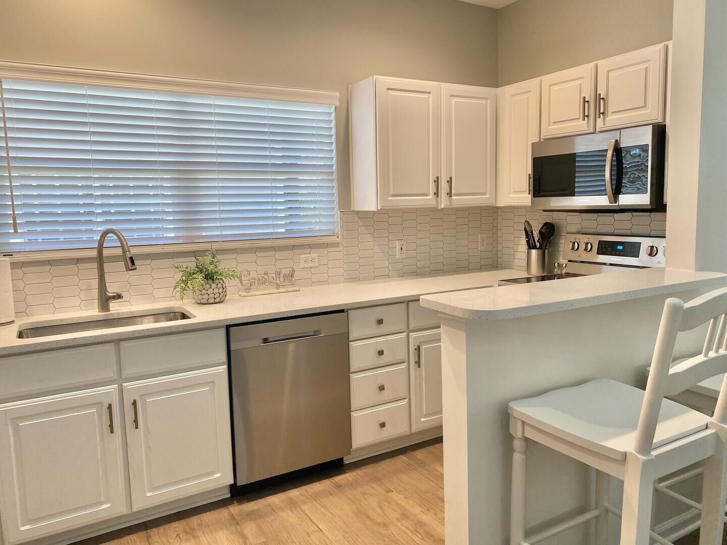 Lovely two-story golf cottage located in the heart of Fripp Island