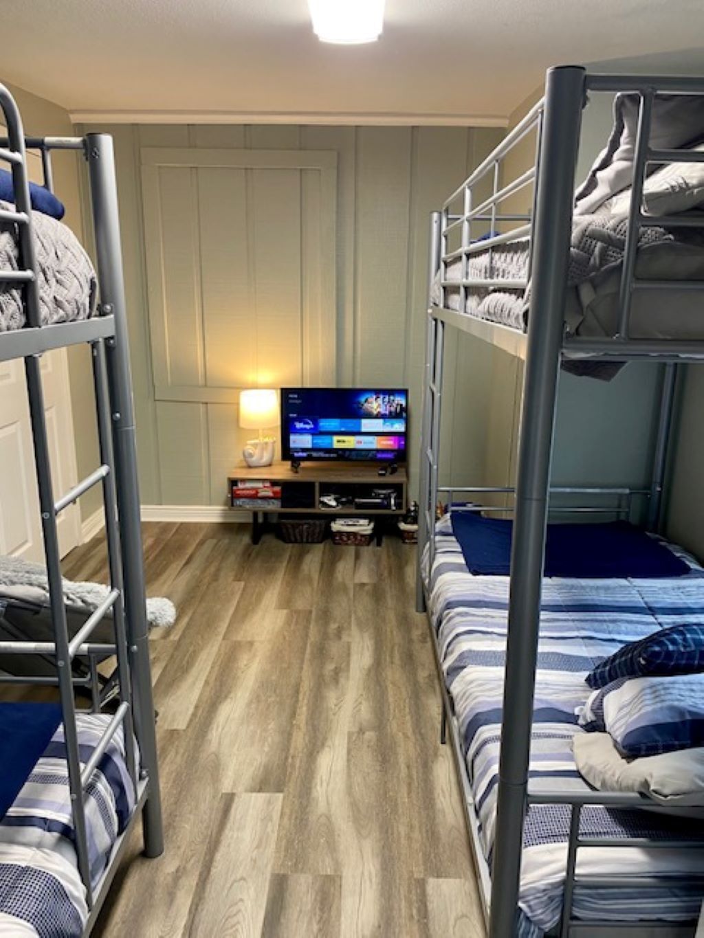 8 Acre Private River Front Sleeps 17-Nomad Ranch