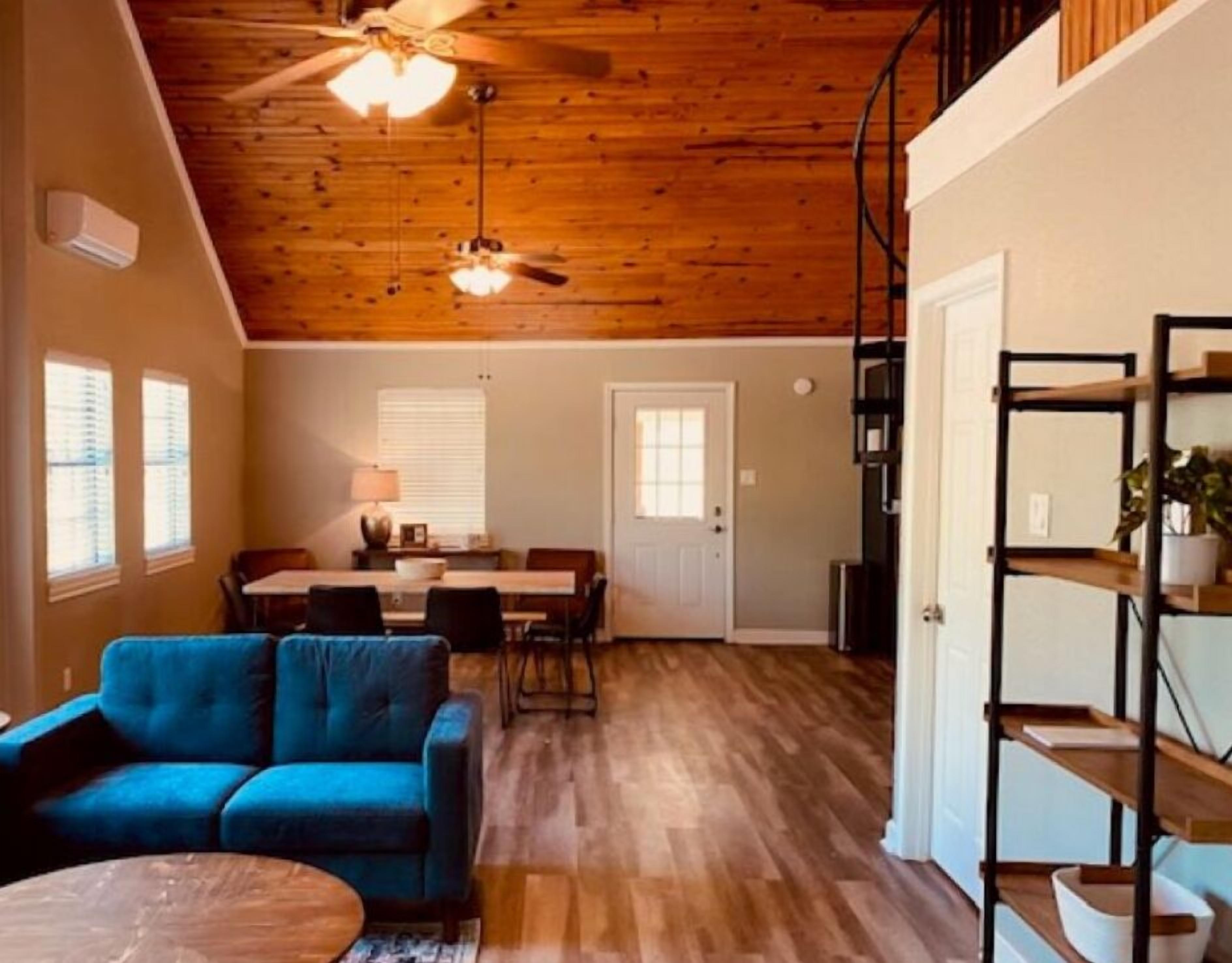 8 Acre Private River Front Sleeps 17-Nomad Ranch