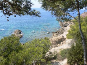 Nära stranden och solstolar