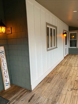 Interior - Summer is near! Book now for your next vacation (Lake George)