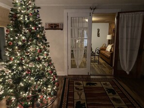 Interior - Summer is near! Book now for your next vacation (Lake George)