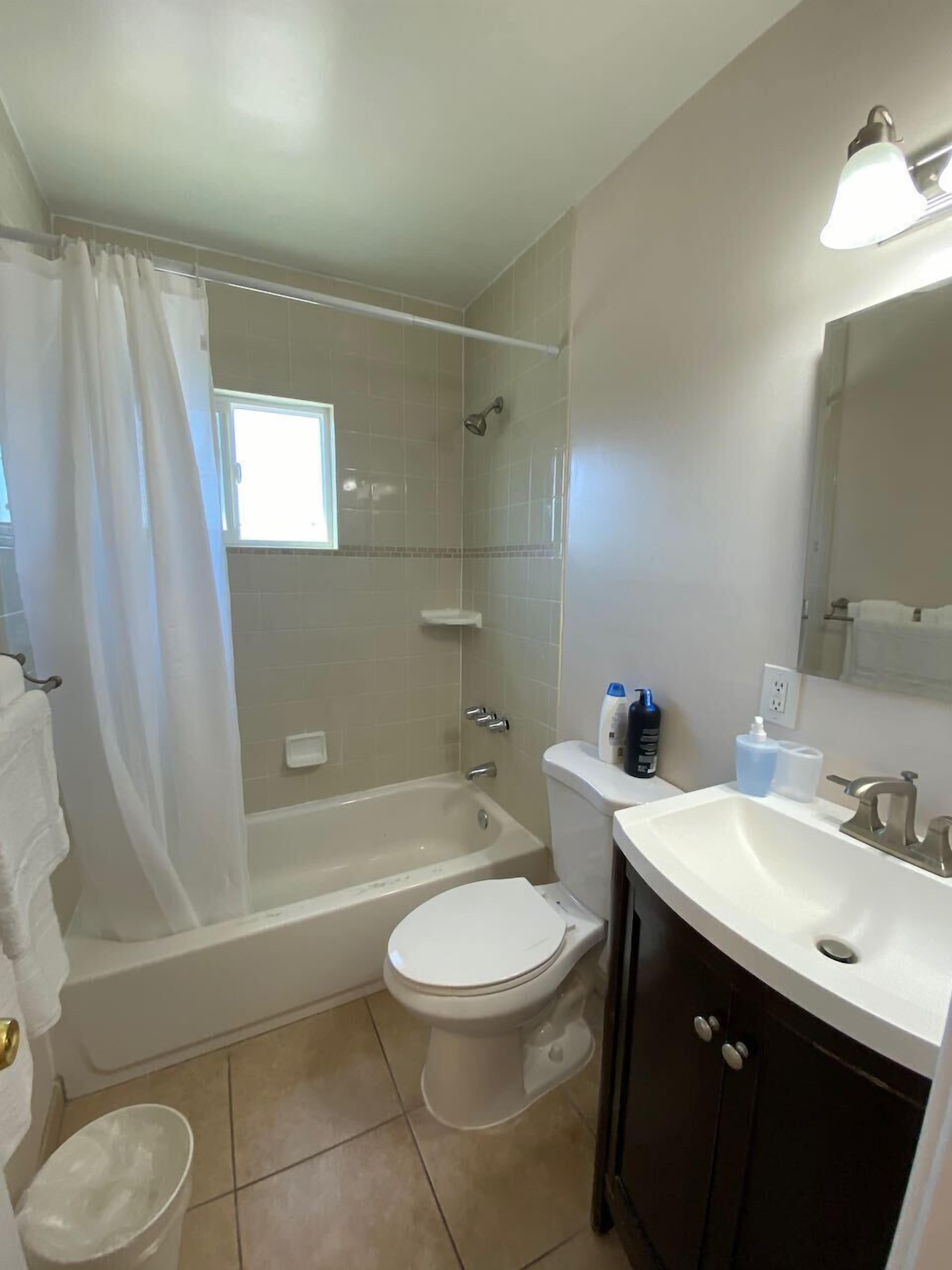 Une salle de bain avec une baignoire, des toilettes et un lavabo.