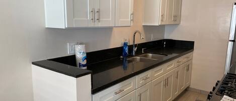 Kylskåp, mikrovågsugn, ugn och kaffe- och tebryggare