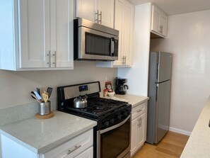 Fridge, microwave, oven, stovetop - Westside turnkey 2 bd apt #7 (Culver City)