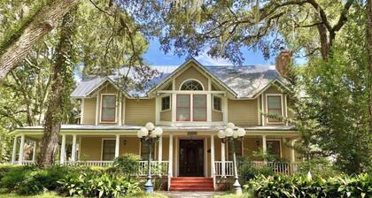Steinhatchee Landing - Victorian Cottage 9 Upstairs