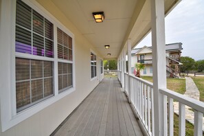 Terrace/patio - Cottage House, 3BR/2BA, Sleeps 8, Porch, Grill, Firepit (Kerr County)
