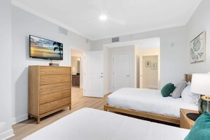 3 habitaciones, tabla de planchar con plancha y cuna de viaje 